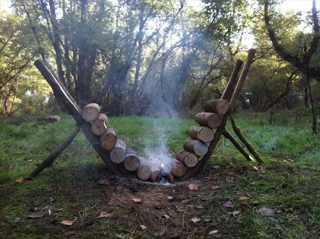 焚き火が長時間燃える薪の組み方