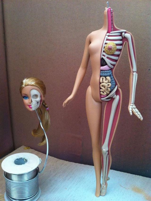 バービー人形の人体模型の塗装後の乾燥 改造プロセス