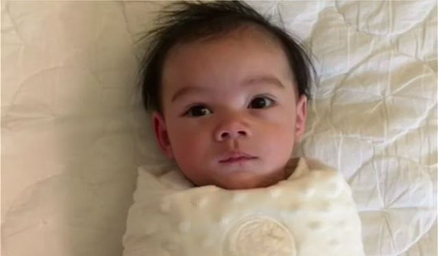 赤ちゃんバンザイの毛布を取る動画が可愛いすぎて悶絶級【赤ちゃん動画】