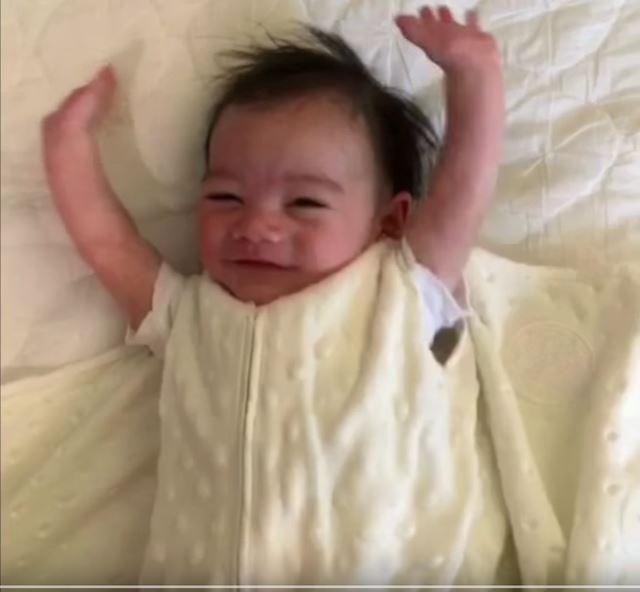 バンザイをする赤ちゃん 赤ちゃんバンザイの毛布を取る動画が可愛いすぎて悶絶級【赤ちゃん動画】