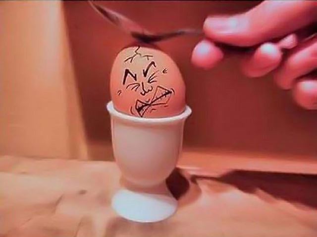 割られる卵の痛み 卵アート【エッグアート画像】