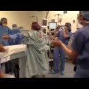 乳がんによる乳房除去手術前にダンスをする患者