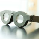 ユタ大学がスマートメガネを開発、液体レンズにより焦点が合う買替え不要メガネ