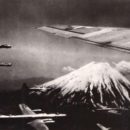 富士山の上空を飛ぶB-29爆撃機【黒富士】