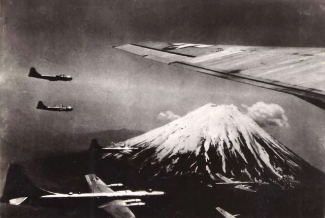 富士山の上空を飛ぶB-29爆撃機【黒富士】