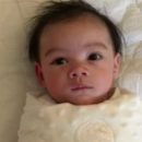 赤ちゃんバンザイの毛布を取る動画が可愛いすぎて悶絶級【赤ちゃん動画】
