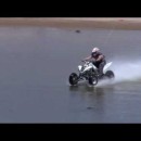 水の上を猛スピードで走る4輪バギーの動画